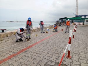 Relevés techniques sur quai portuaire.